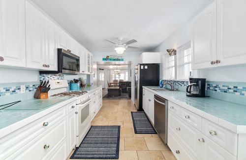 Candler House | Bright & Cozy retreat on Lake Weir with a beautiful white sandy beach!