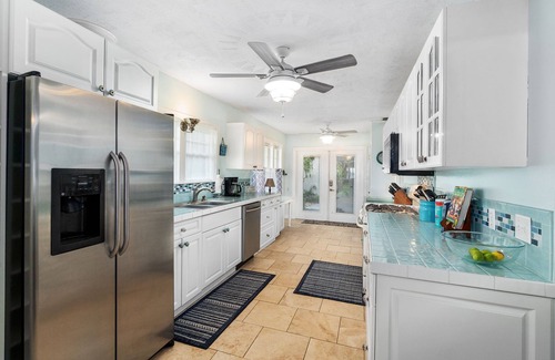 Candler House | Bright & Cozy retreat on Lake Weir with a beautiful white sandy beach!