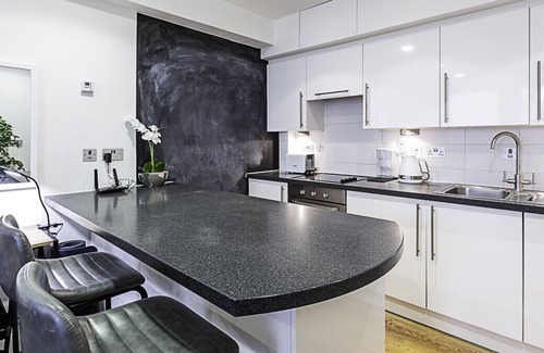 Gospel Oak Apartment | Bright Kentish Town Apartment