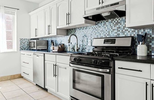 West Colfax Apartment | Bright+Modern Retreat | King Bed | Sloans Lake 30+