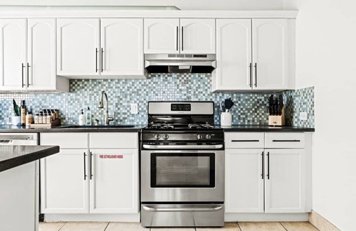 West Colfax Apartment | Bright+Modern Retreat | King Bed | Sloans Lake 30+