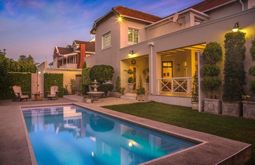 Summerstrand House | Bright on 5th Guest house