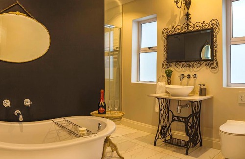 Summerstrand House | Bright on 5th Guest house