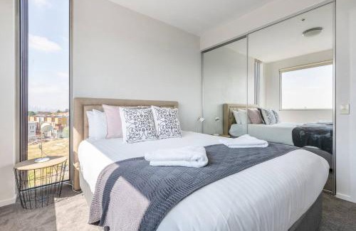 Coburg Apartment | Bright, Open Plan-Living with Stunning City Views