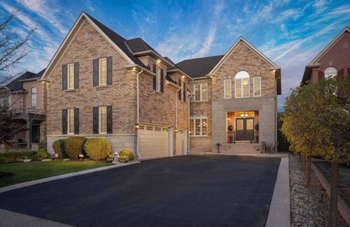 Brampton House | Bright Private Coach House | Above Ground