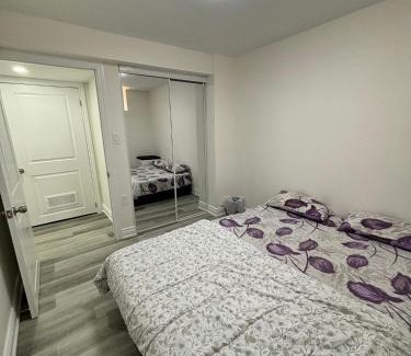 Brampton House | Bright Queen Room close to Sheridan College and Airport
