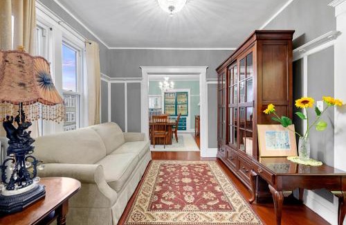 Dorchester Apartment | Bright & Spacious 2Br apartment, mins from Downtown Boston, parking
