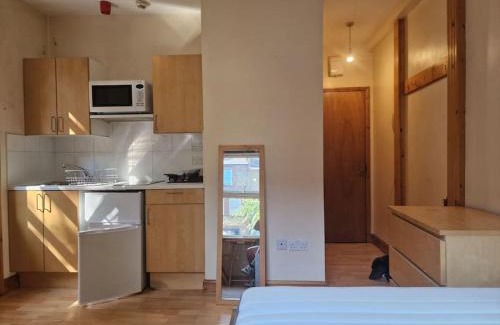 Highgate Apartment | Bright studio apartment Highgate