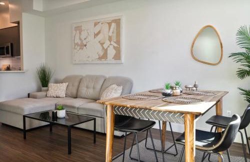 Hollywood Apartment | Bright & Stylish 1-Bedroom, Walk to Netflix, Perfect for Long Stays FREE PARKING