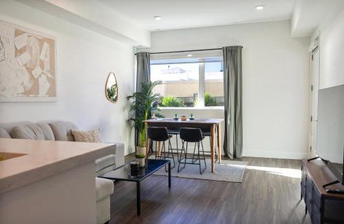 Hollywood Apartment | Bright & Stylish 1-Bedroom, Walk to Netflix, Perfect for Long Stays FREE PARKING