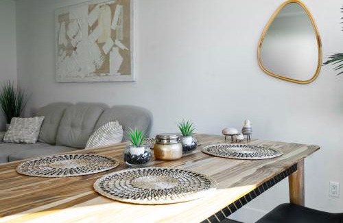 Hollywood Apartment | Bright & Stylish 1-Bedroom, Walk to Netflix, Perfect for Long Stays FREE PARKING