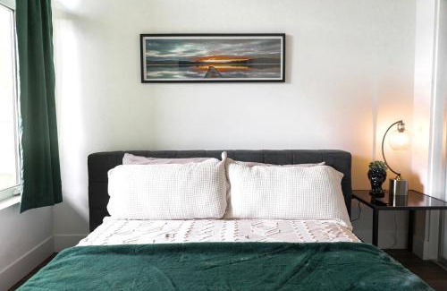 Hollywood Apartment | Bright & Stylish 1-Bedroom, Walk to Netflix, Perfect for Long Stays FREE PARKING
