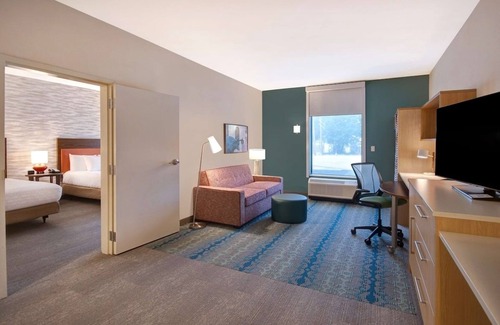 University House | Bright Suite Perfect for Families Near Eastland Lake