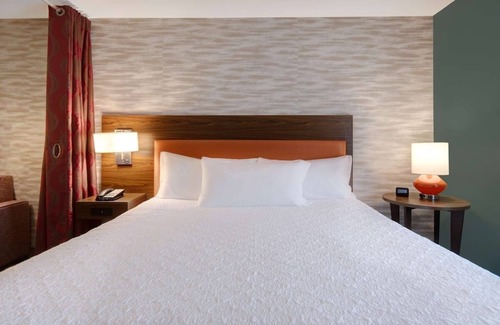 University House | Bright Suite Perfect for Families Near Eastland Lake