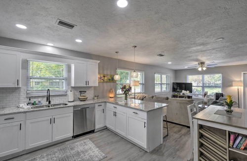 Venice Cottage | Bright Venice Getaway < 1 Mi to Historic Dtwn