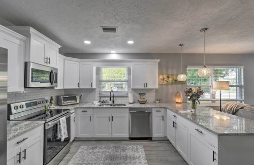 Venice Cottage | Bright Venice Getaway < 1 Mi to Historic Dtwn