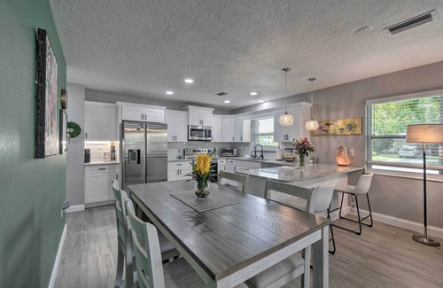 Venice Cottage | Bright Venice Getaway < 1 Mi to Historic Dtwn