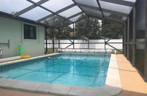 South Venice House | Bright Venice Home with Yard Less Than 4 Miles to Beach!
