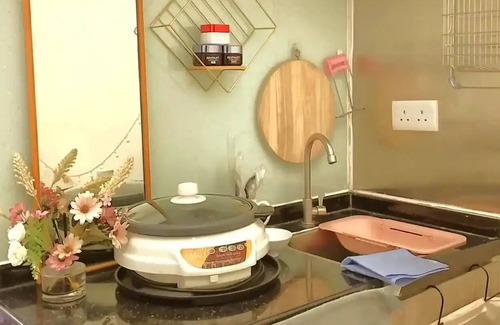 Tai Kok Tsui Apartment | Bright vibrant room near Olympic MTR