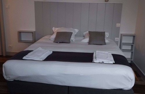 Guingamp Hotel | Brit Hotel L'Arrivée Guingamp