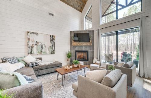 Broken Bow House | Broken Bow Cabin with Hot Tub and Covered Deck!