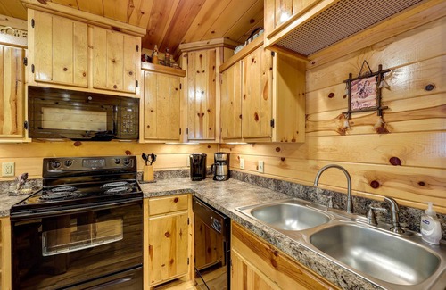 Broken Bow Cottage | Broken Bow Rental Cabin w/Hot Tub & Bar