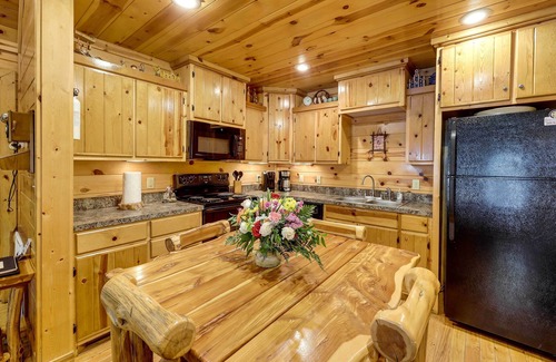 Broken Bow Cottage | Broken Bow Rental Cabin w/Hot Tub & Bar