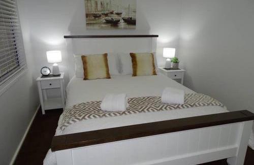 Greta Main House | Bronte Lodge, Wine Country Stay Hunter Valley with Games Room, Close to Town