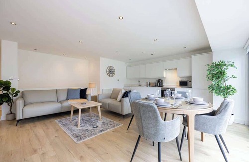 Cheadle Apartment | Brooklyn Mews-Free Parking