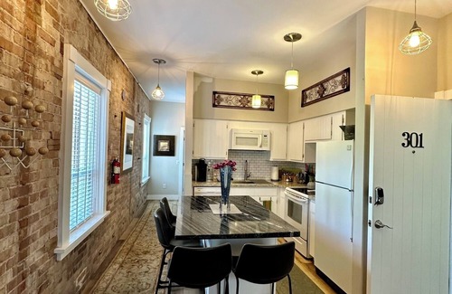 Bisbee House | Brownstone Signature Suite-Historic Building in the Heart of Historic Downtown Bisbee