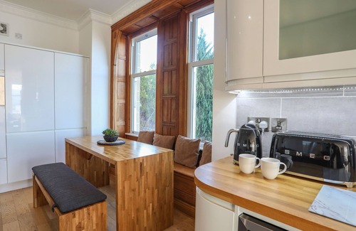 Menai Bridge Cottage | Bryn Mel Manor Straits View