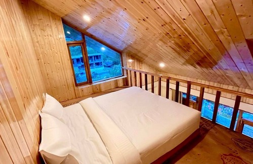 Burwa Hotel | BSR Resort by Apple Orchards