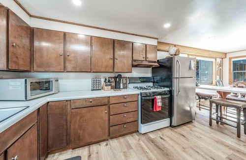 West Village Cabin | Buckeye Bear's Den-AC*-Walking Distance to town