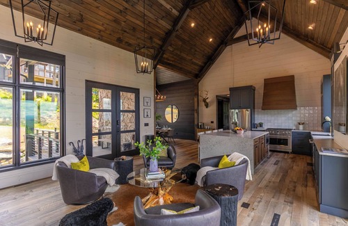 Elk Park House | Bucks and Bunnies at Eagles Nest - new, luxury with huge views, hot tub