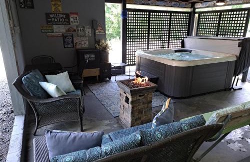 Spottswood House | Buffalo Bend 3 BR near Lexington - Hot Tub