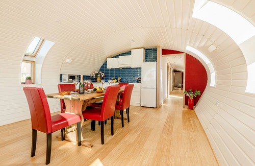 Etchinghill House | Bumble Barn - Three Bedroom House, Sleeps 6