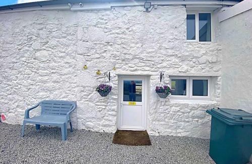 Redruth House | Bumblebee Cottage