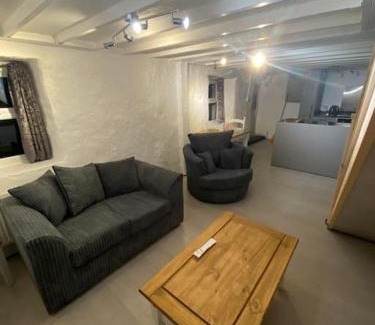 Redruth House | Bumblebee Cottage