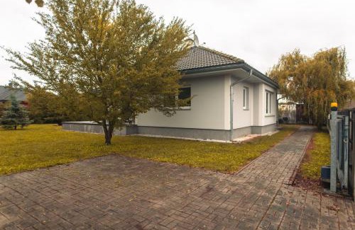 Golcuv Jenikov House | Bungalov u řeky a lesa