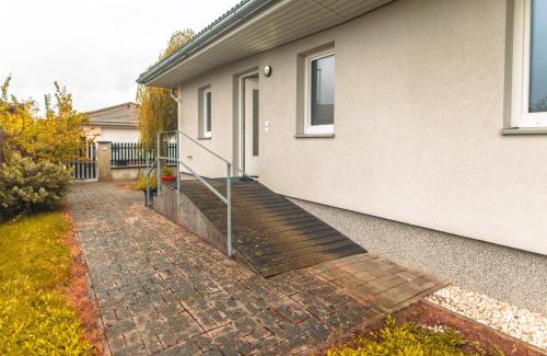 Golcuv Jenikov House | Bungalov u řeky a lesa