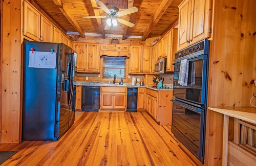 Jasper Cabin | Burnt Mountain Waterfront Log Cabin, with 6person Spa