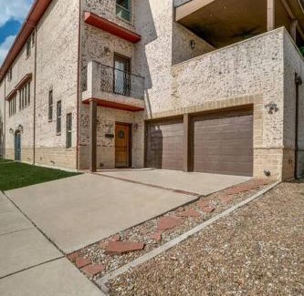 Knox - Henderson House | Business Friendly 3 Story Duplex Mins To Bars and Shops