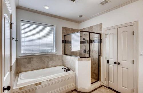Knox - Henderson House | Business Friendly 3 Story Duplex Mins To Bars and Shops