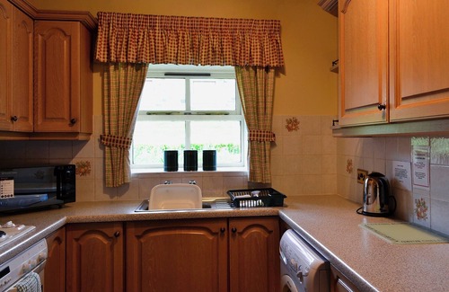 Akeld Cottage | Busy Lizzie Cottage-MFO