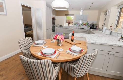 Aubourn Cottage | BUTTERFLY LODGE, pet friendly, with hot tub in Thorpe-On-The-Hill