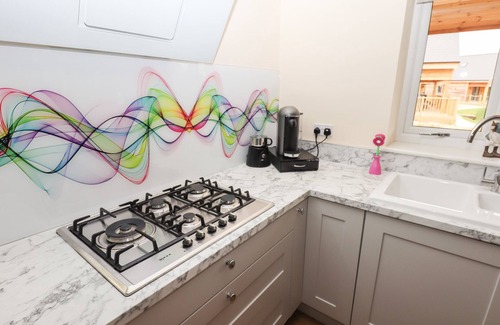 Aubourn Cottage | BUTTERFLY LODGE, pet friendly, with hot tub in Thorpe-On-The-Hill