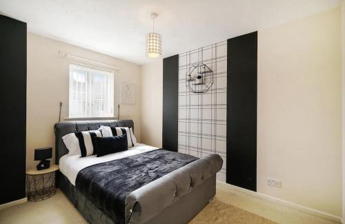 Willesborough House | Butterside House - Spacious Retreat with Hot Tub