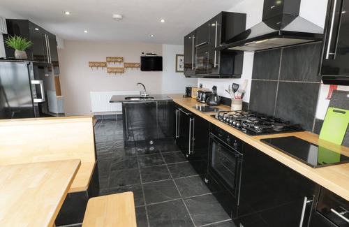 Cylch-Y-Garn Cottage | BWTHYN AWEL, family friendly, luxury holiday cottage in Cemaes Bay