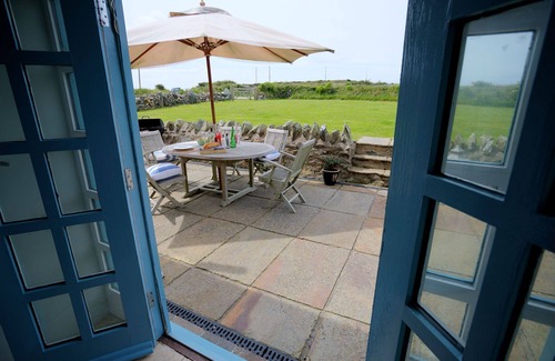 Llanfaethlu Apartment | Bwthyn Derwen - a coastal that sleeps 4 guests in 2 bedrooms