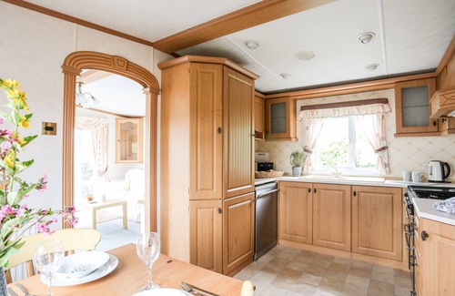 Cylch-Y-Garn Cottage | BWTHYN Y BAE LODGE, pet friendly, with a garden in Llanfaethlu